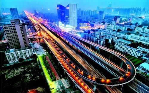  「龙头」我国中部地区的两大龙头城市，都是特大城市，也是国家