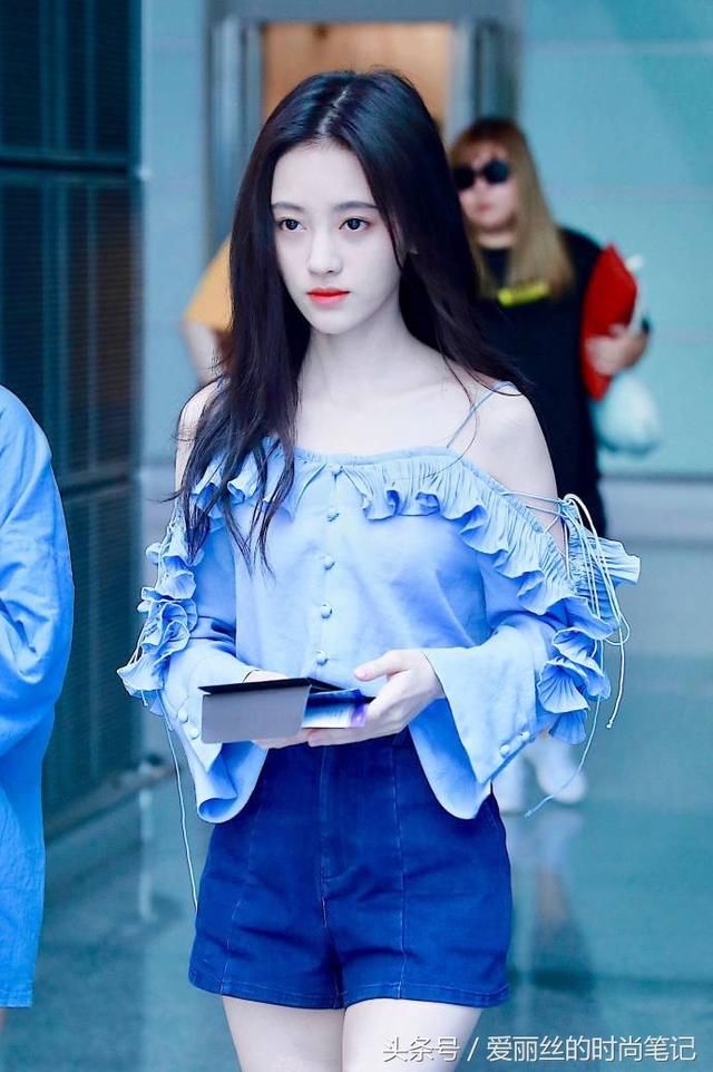 四千年美女鞠婧祎穿衣服靠两根线吊着，网友：断掉就尴尬了