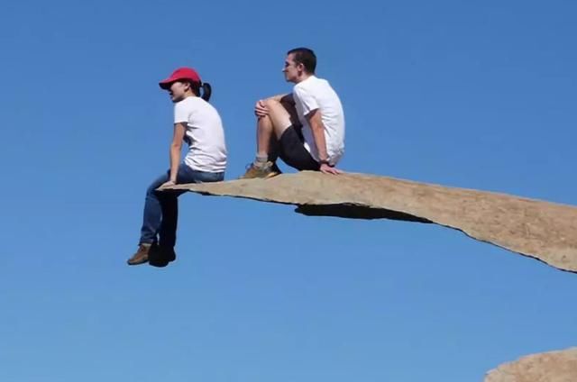 全球最会“骗人”的景区，一块石头拍出的奇观，引无数游客吐槽