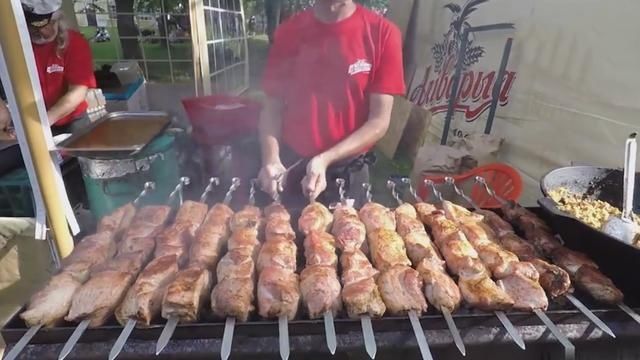 「小时」去新疆打卡“巨型”羊肉串,1小时吃完5串,结账时我眼泪掉下来