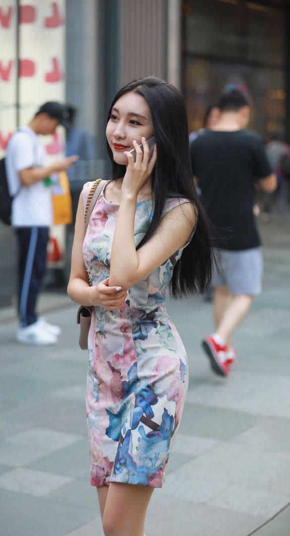 民国风的小姐姐印花旗袍裹出曼妙身材曲线，和男友打电话一脸甜蜜