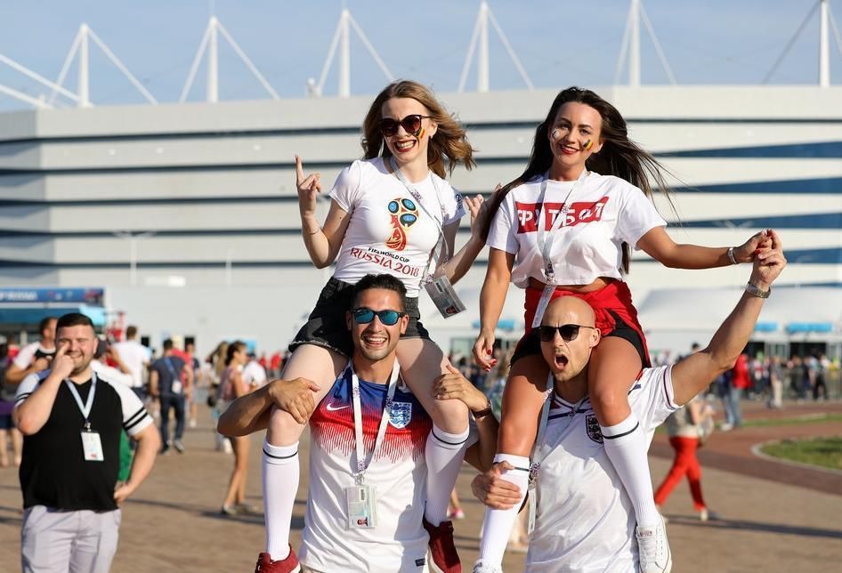 世界杯1/8决赛佳丽:哥伦比亚美女烈焰红唇，英格兰姑娘清新雅致