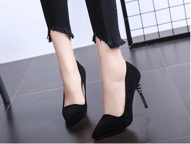 马卡龙色系的尖头细跟高跟鞋，既性感又青春