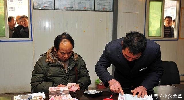 工地上一天300元却招不到人，包工头心急如焚，农民工说出实情
