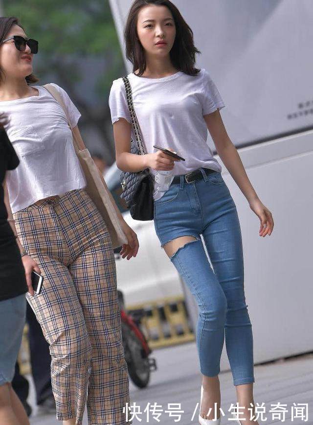 街拍: 知性小姐姐紧身破洞裤到处都是勒痕, 闺蜜微胖身材更有料