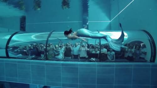 世界上最深的泳池“深不见底”，花费3000元，美女们纷纷来挑战！