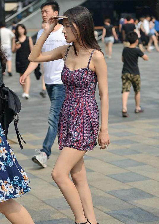 街拍：图三穿连衣短裙，展示纤细的双腿，这身材是真好！