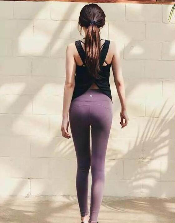 紧身打底裤美女，展现时尚迷人的身段，走在街上引来羡慕的眼光！