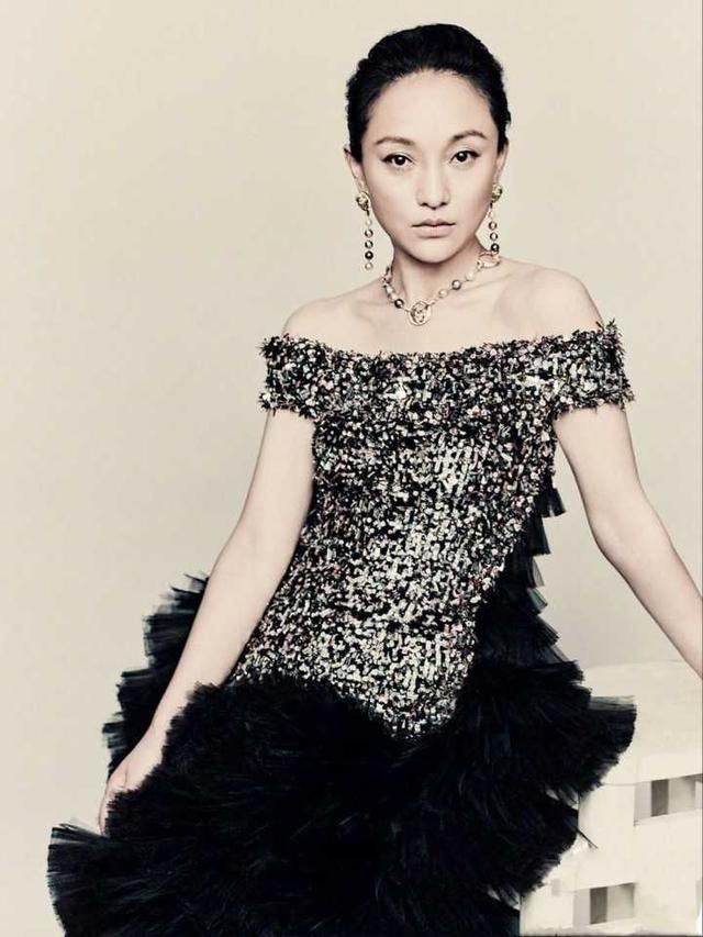 周迅得罪造型师？时尚大片显老十岁，眼睛也失去了往日的灵动感！