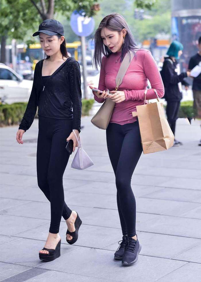街拍: 紧身裤的姐妹花,都很好看啊