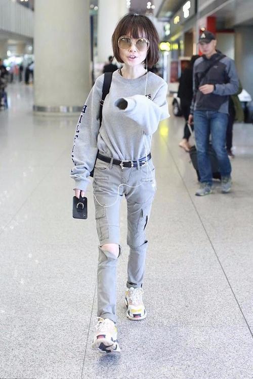 鲁豫终于胖一点了，都敢穿紧身裤了！这样打扮，看起来协调很多！