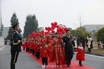 李易峰参加火箭军集体婚礼