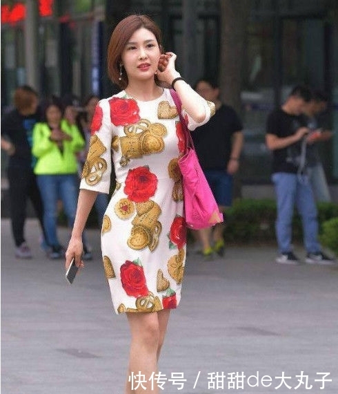  不已：路人街拍：这一位时尚靓丽的美女，高挑纤细的身材让人羡慕不已