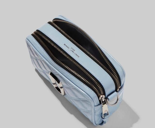  「蓝色」Marc Jacobs 2020年春夏款除开相机包，这种＂蓝＂用在包上也很漂亮