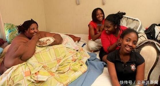 六百斤女子报警，说自己男友被压死了，警察赶到了解真相傻了眼