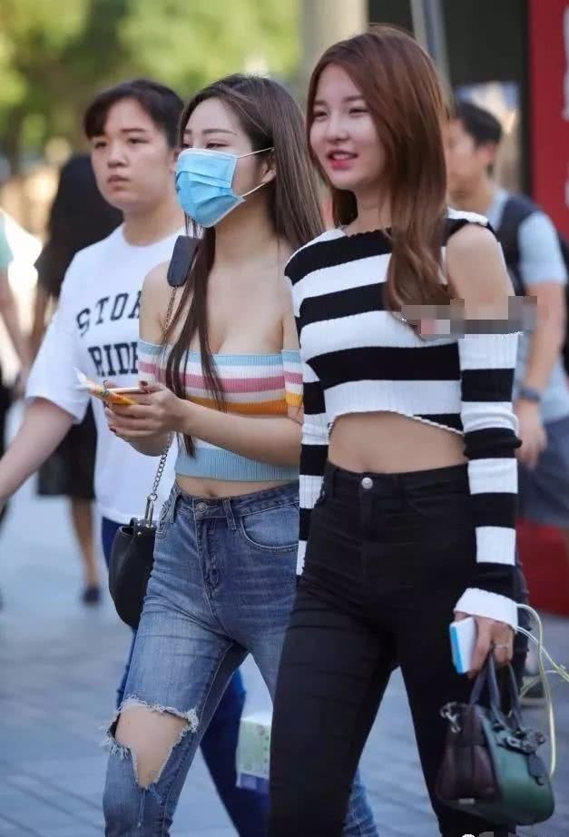 街拍：女神气质的女孩和闺蜜，曼妙可人的身材吸睛无数！