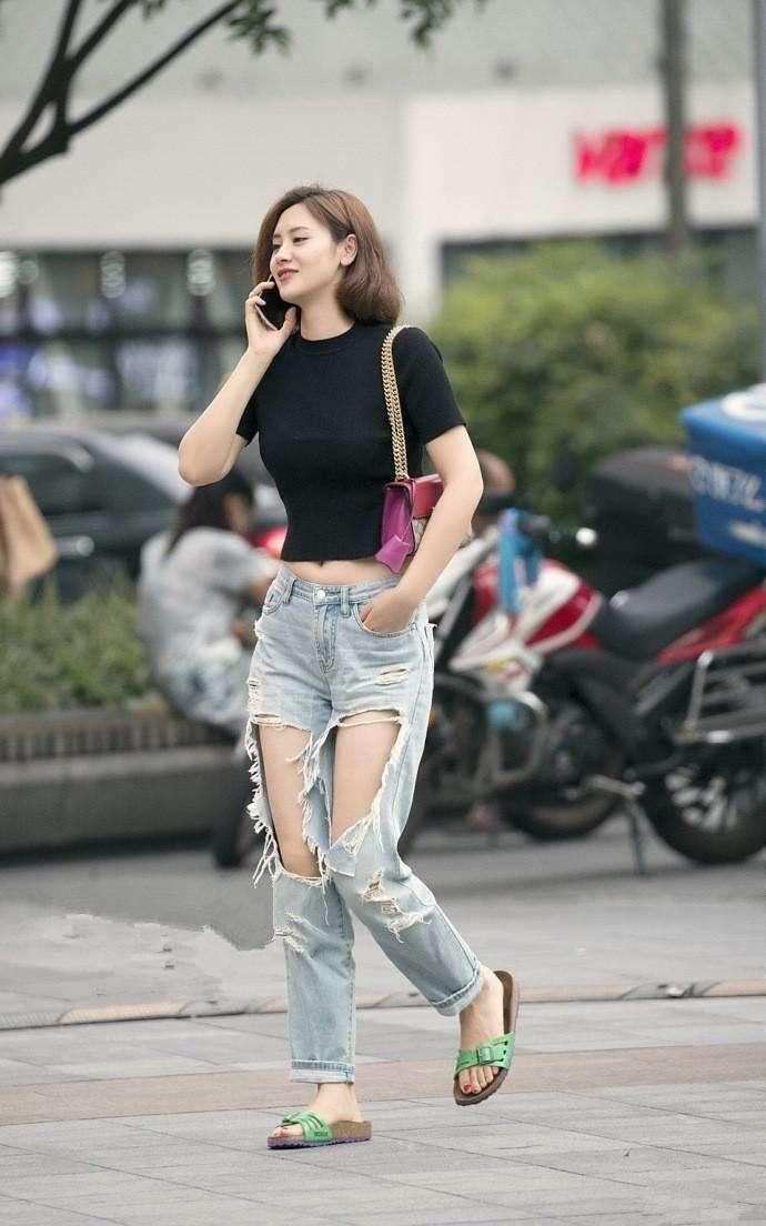 黑色格调的露脐装T恤穿搭，让小姐姐看起来更加性感与魅力!