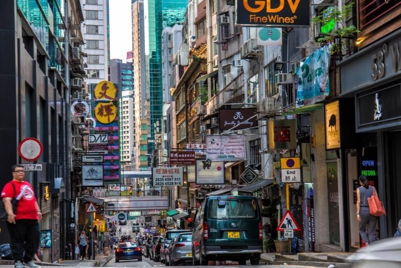 100平就是豪宅的香港,旅行要徒步,20块买走老外的古董画