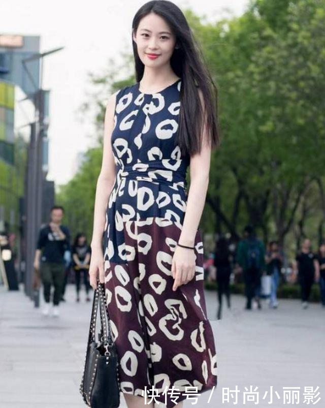 丰腴又高挑的紧身裙小姐姐穿出优美动人，令人眼前一亮！