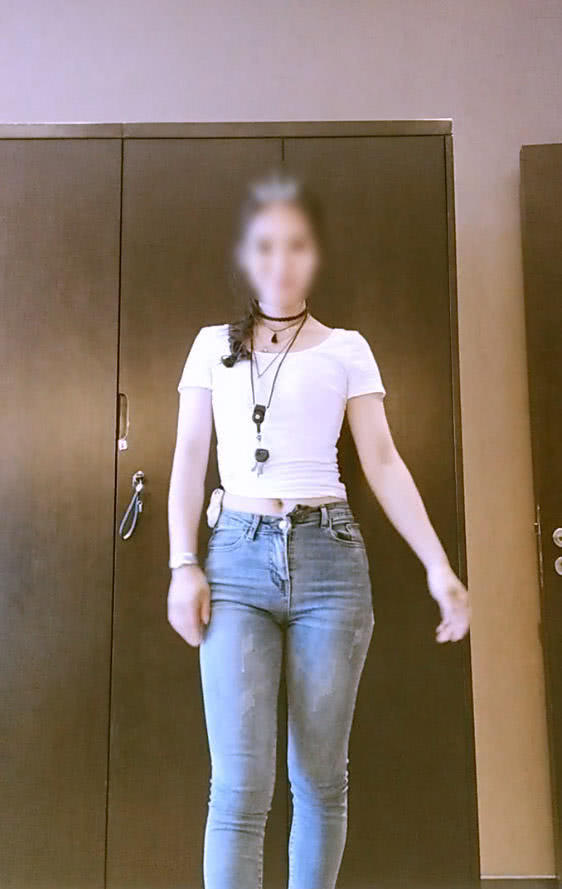 紧身牛仔裤美女魅力强大,从室内到室外,到外都留下靓丽的身影