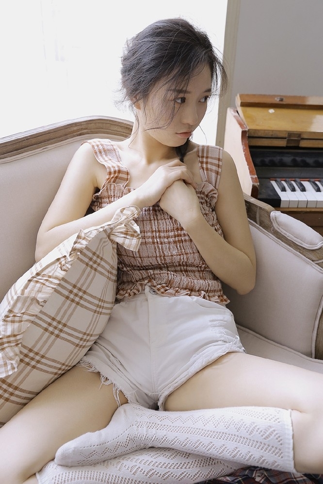 清纯少女的白嫩肌肤白色短袜和美腿写真，大胆动作彰显青春魅力