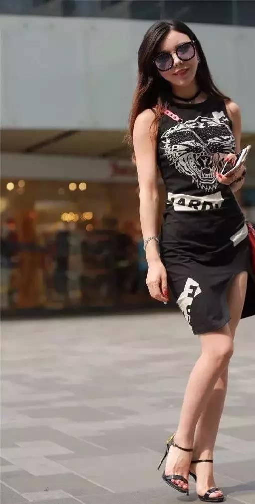 街拍：高开叉，露大长腿的墨镜女神 !