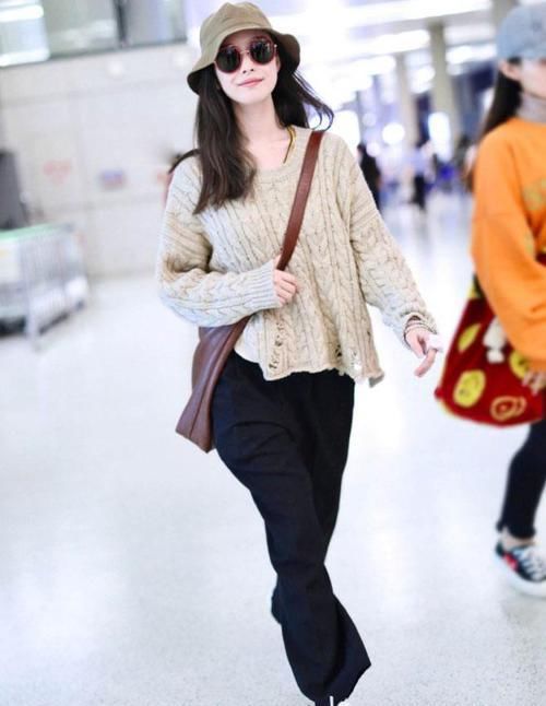 「针织开衫」穿衣别再追求“凹凸感”,现在流行“奶奶风”针织衫,舒服又保暖