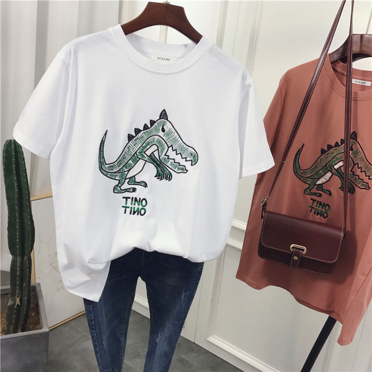 盈满盛夏的活力，把T恤当作时尚主题，演绎年轻的光景