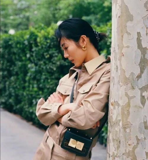  『蓝色』大表姐刘雯春季街拍曝光，蓝色针织衫搭白色短袖，舒服又优雅