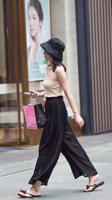 成都街拍:清新夏日，高腰牛仔裤布鞋墨镜，出行街头必备单品