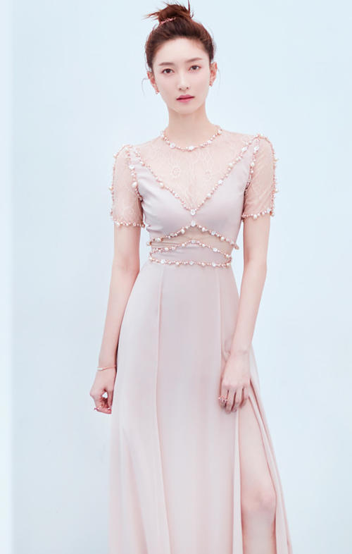 江疏影撞脸杜鹃?一身水钻深V裙包裹,好一个“蛇蝎美人”!