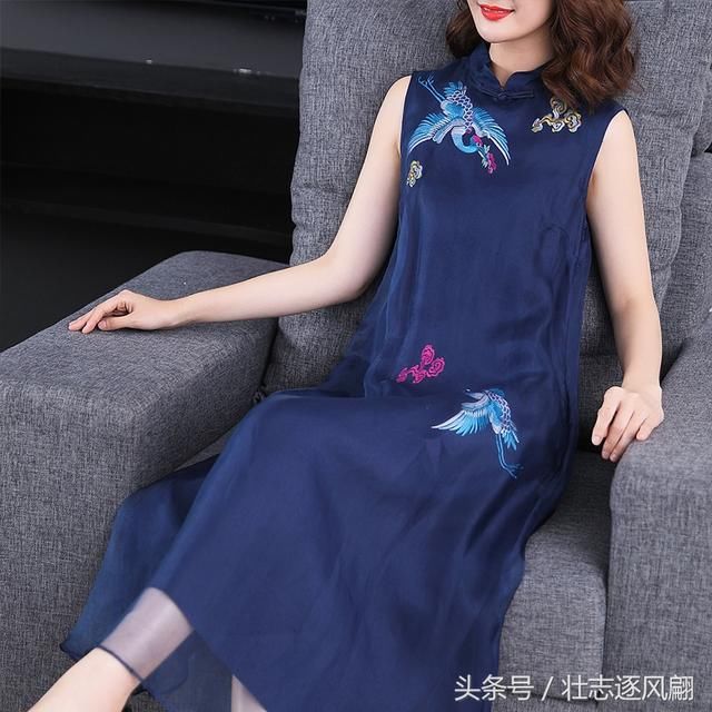 厉害了,这个80后女人身上的欧根纱裙,回头率相当高,美爆了