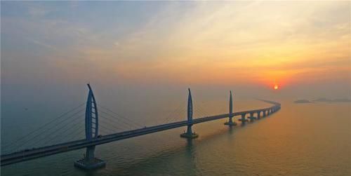 中国最长的跨海大桥：港珠澳大桥，为什么要设计成“弯”的？