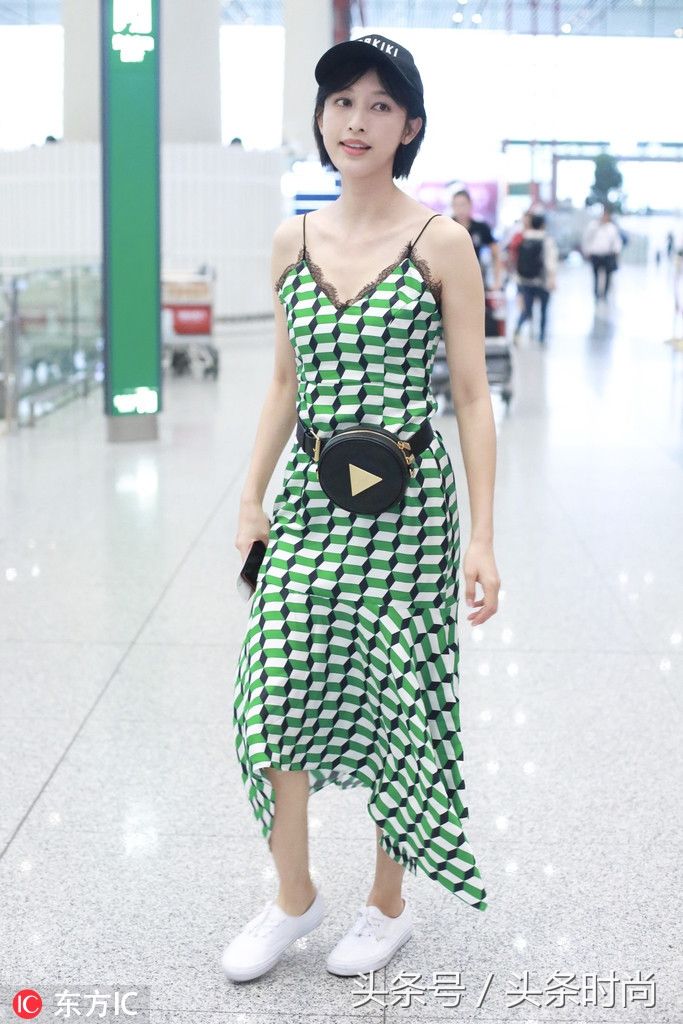 张俪最新机场街拍|穿上这条吊带裙 可以撩起整个世界