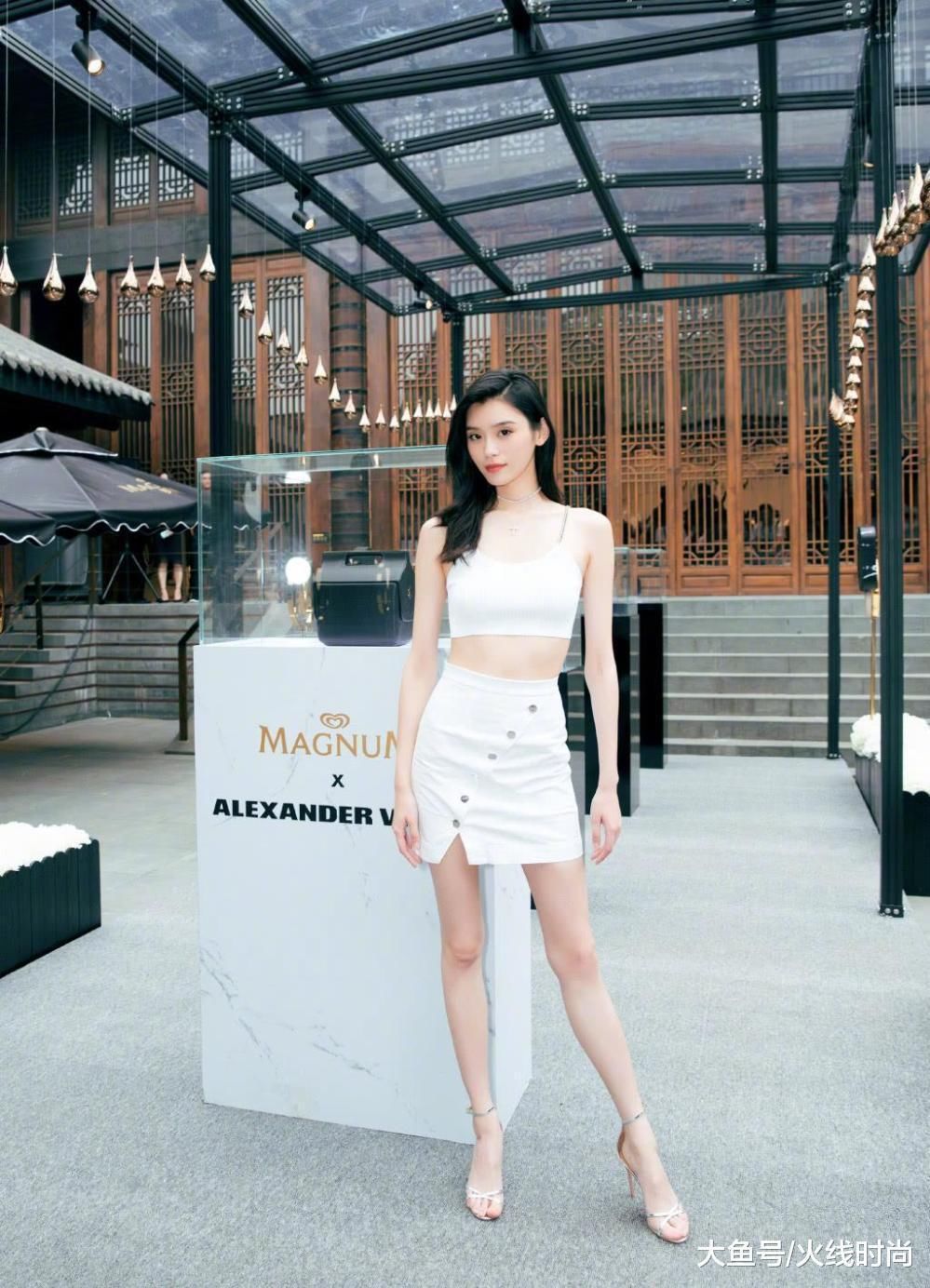 奚梦瑶把“渔网”当做衣服穿了 网友: 这样的穿搭还真是第一次见