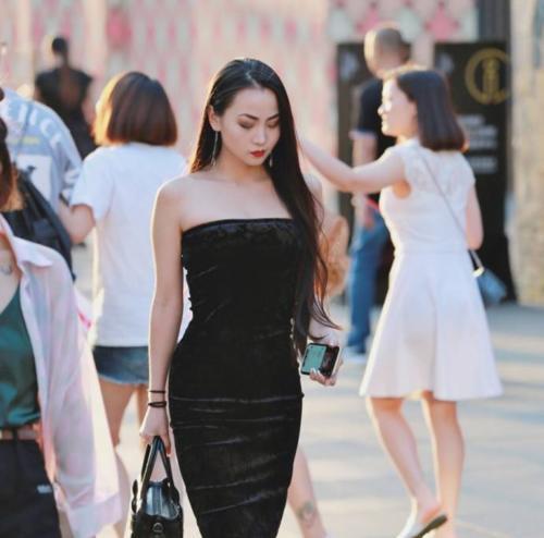 高挑又标致的紧身裙小姐姐，玲珑婀娜的身姿十分抢眼！