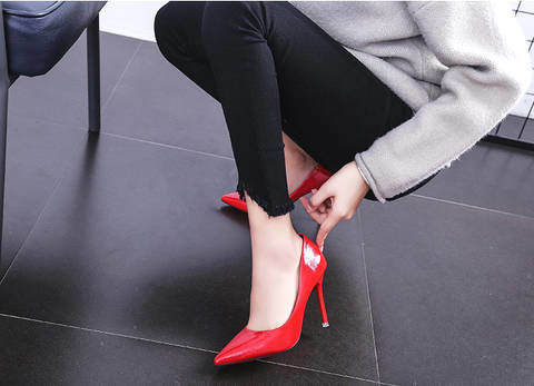 细微纹亮皮与酒杯跟结合的高跟鞋,性感又成熟