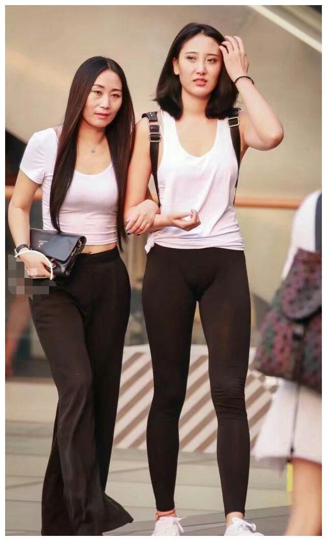 打底裤美女，靓丽时尚，充满甜美气息！