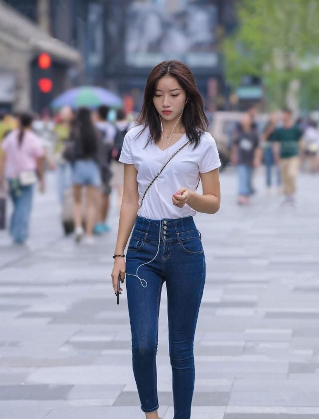  【时尚女生】偏爱简单休闲的装扮，耐看显气质，让造型更具青春活力