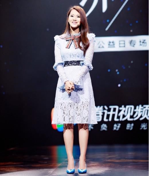 她14岁在餐馆打工，16岁背负父亲200万债务，美得不可方物!