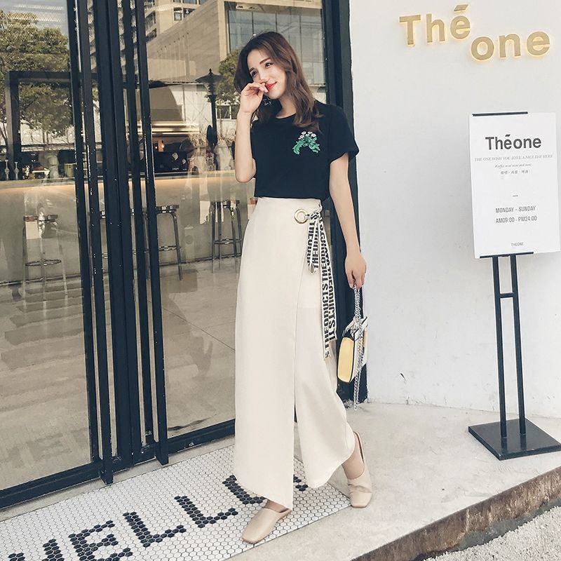 老婆换掉裙子还真更显嫩美，这样的休闲套装，惹的路人一步三回头