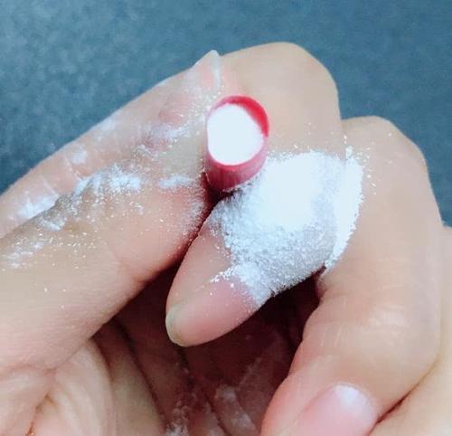 同事40岁大姐皮肤干净细腻,只用家中一小物敷脸,半月斑点皱纹消