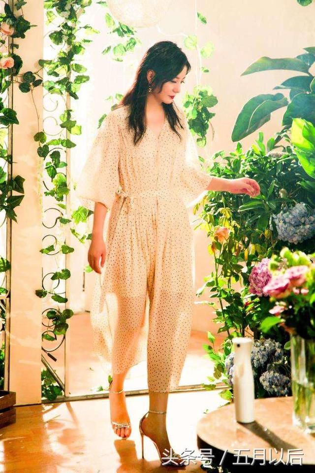 赵薇瘦了后美回颜值最巅峰，穿束腰裙现身活动秀小蛮腰，惹人羡慕