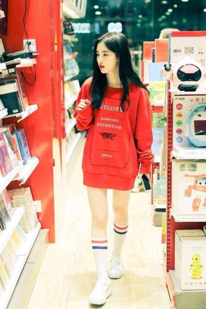 同是下衣消失,程潇性感,鞠婧祎可爱,杨超越腿长,而她让人尴尬