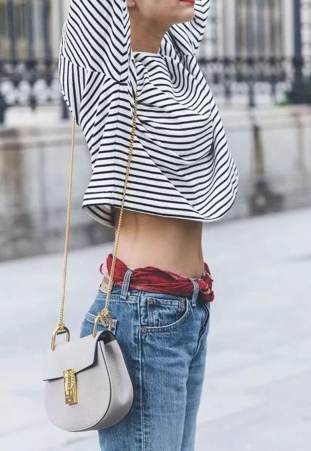  春天@条纹T恤经久不衰，春天这样穿就很chic！