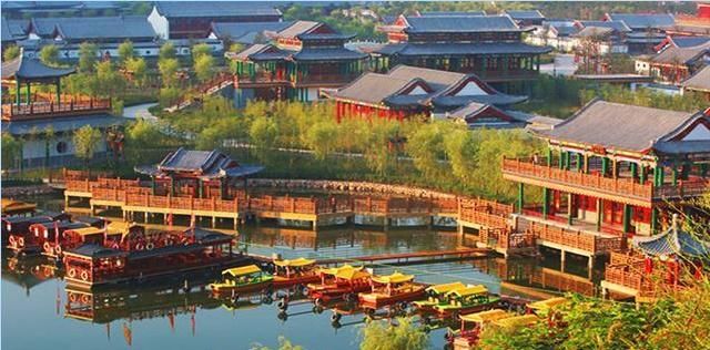  【古城】中国最挣钱“古城”，门票380元年收入高达200亿，甩凤凰古城三条