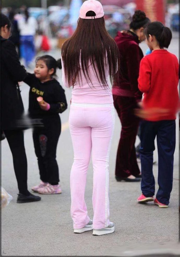 街拍: 运动装女神小姐姐, 丰腴身材清晰可见