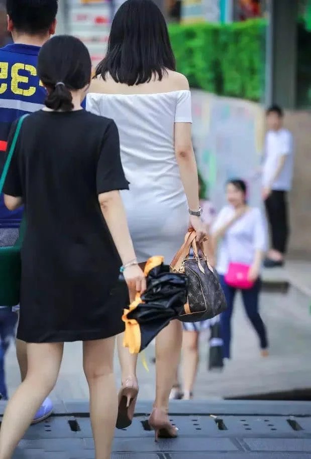 时尚的一字肩小姐姐，白皙的美肩甜美的微笑让人不能忘怀