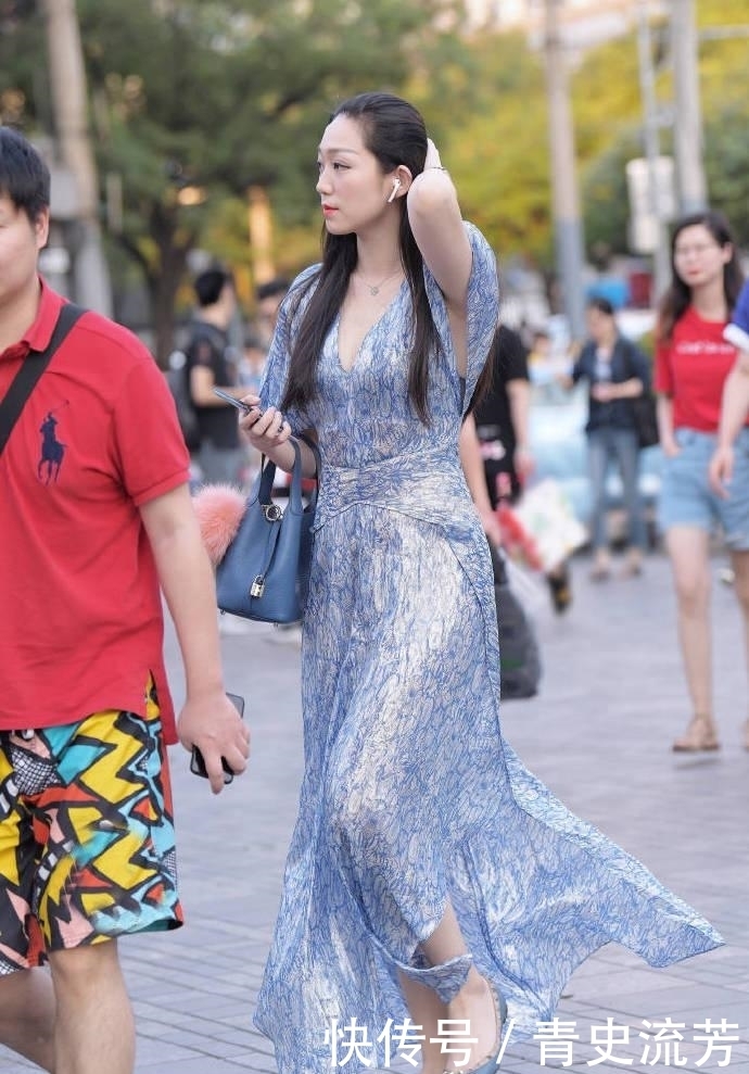  #时尚姑娘#街拍：连衣裙有多美，穿过才能够体会
