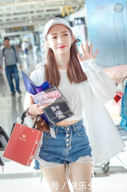 迪丽热巴孟美岐同穿破洞裤，网友们：无法直视差距太大